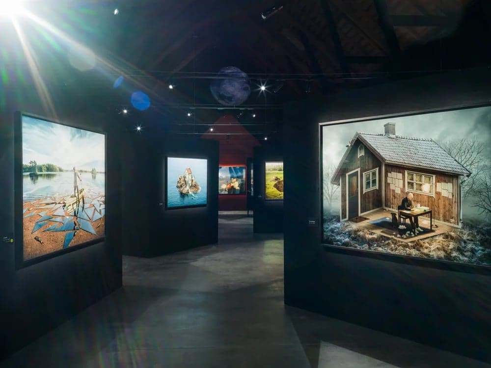 Svenstorp Art Center med en mörk hall med Eriks fotokonst.