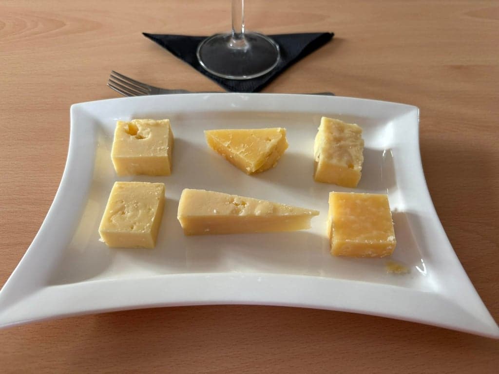 Ostsmakprover på en tallrik