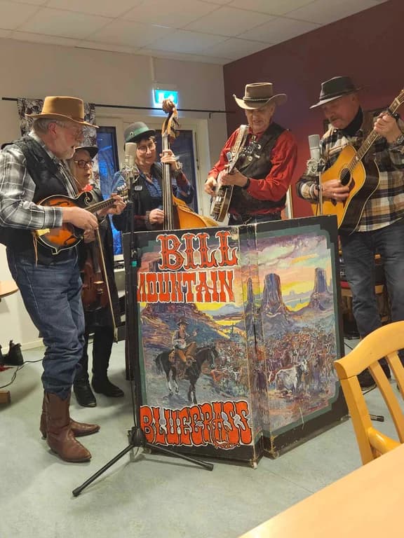 Bill Mountain Bluegrass bandet spelar